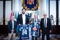 El alcalde de Málaga recibe la camiseta del Trops de la temporada 2023-2024