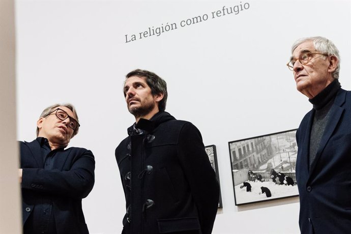 El ministro de Cultura, Ernest Urtasun (c), y el comisario de la exposición, Francesc Polop (i), durante su visita a la exposición Colita. Antifémina, en el Círculo de Bellas Artes, a 11 de marzo de 2024, en Madrid (España). Esta muestra recupera el l