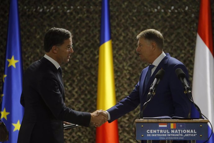 Archivo - CINCU (ROMANIA), Oct. 12, 2022  -- Romanian President Klaus Iohannis (R) shakes hands with Dutch Prime Minister Mark Rutte at a news conference at a military training center in Cincu, central Romania, on Oct. 12, 2022. The Netherlands is not aga