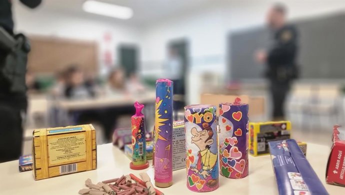 La Policia Local de Valncia forma a escolars sobre l'ús responsable dels petards