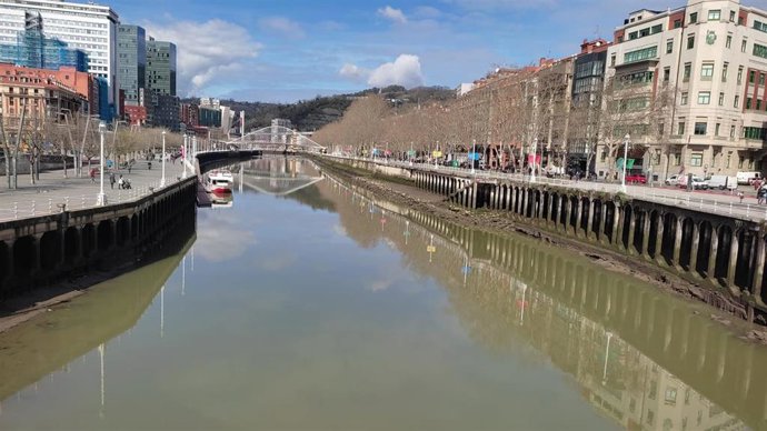 Vista de la ría de Bilbao en una jornada de nubes y claros