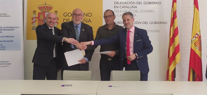 El delegado del Gobierno en Catalunya, Carlos Prieto, y representantes de las comunidades de regantes de Presa de Colomers y de Rec del Molí de Pals, este martes en la subdelegación del Ejecutivo en Girona