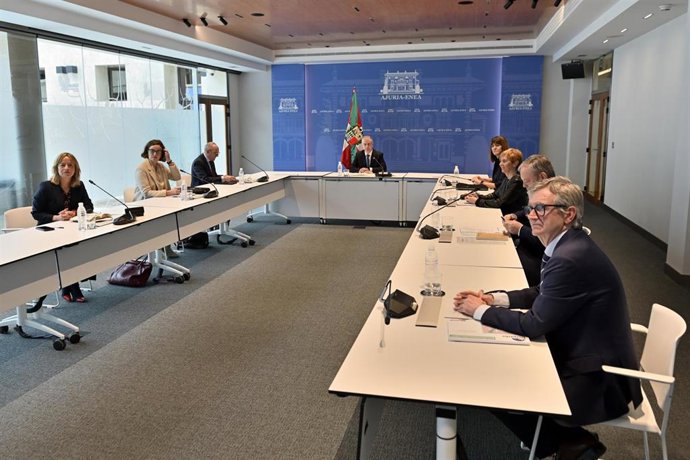 El encuentro ha contado con la participación de varios consejeros del Gobierno Vasco y de los máximos responsables de las tres diputaciones forales