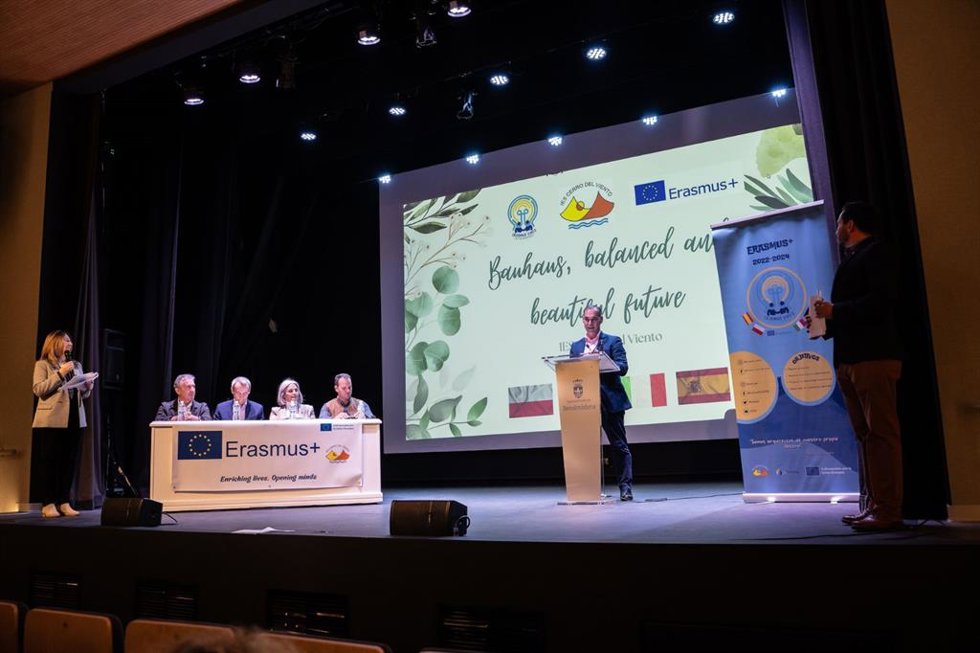 El simposio aborda 'cómo el cambio climático afecta al mar y a la costa'.