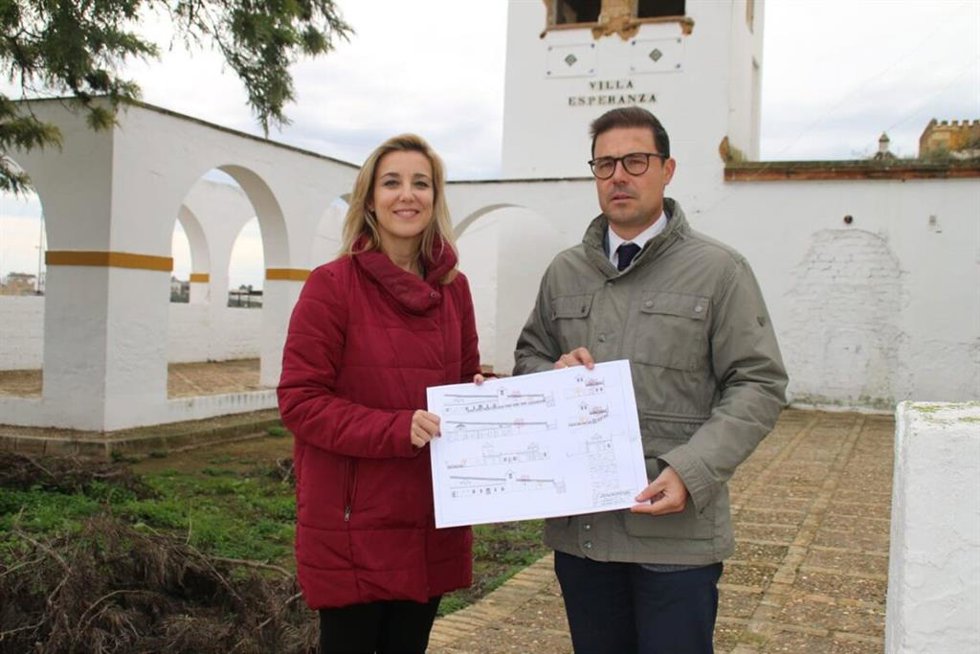 La alcaldesa de Alcalá de Guadaíra, Ana Isabel Jiménez, y el delegado de Urbanismo y Planificación Estratégica, Jesús Mora, en la presentación del proyecto de rehabilitación.