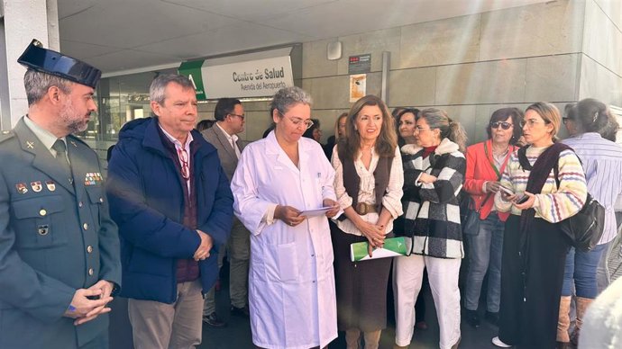 Botella (centro), preside ante el Centro de Salud de la Avenida del Aeropuerto de Córdoba la concentración con motivo del Día Europeo contra las Agresiones a Sanitarios.