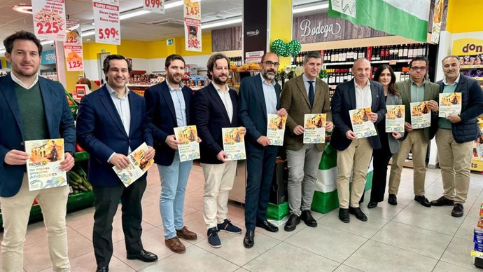 El delegado de Agricultura, Pesca, Agua y Desarrollo Rural, Francisco Acosta (quinto por la dcha.), en la presentación de 'Andalucía Sabe'.