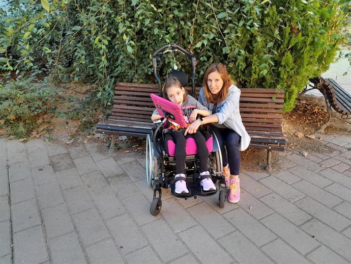 Archivo - Una madre junto a su hija con parálisis cerebral.