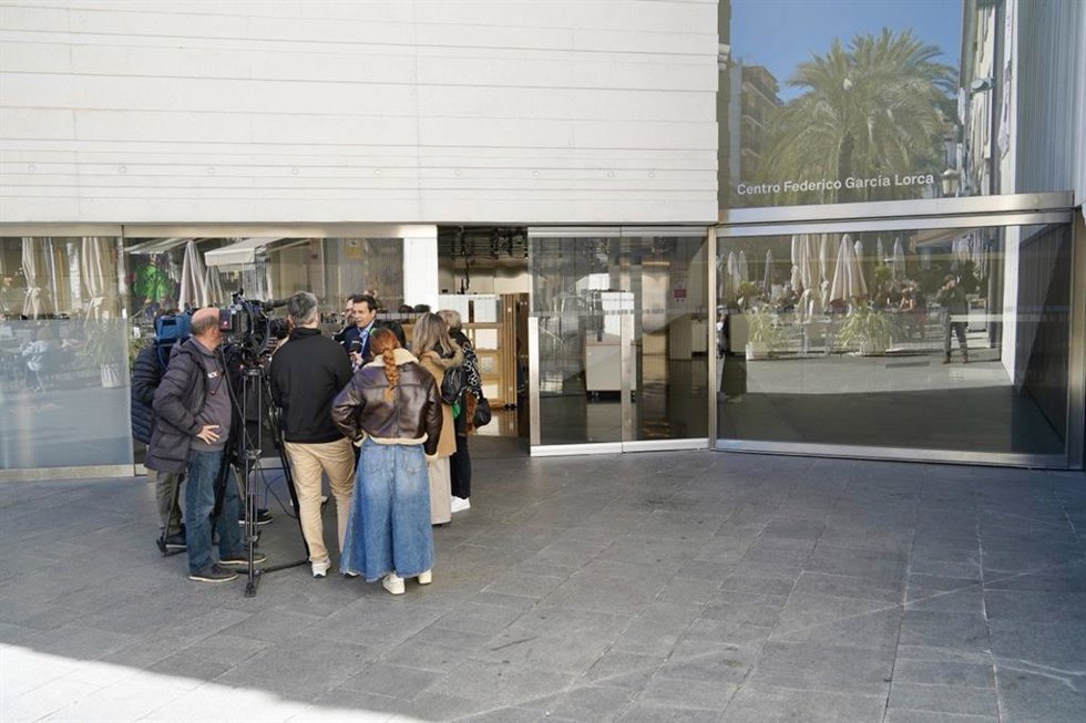 Comparecencia informativa del PSOE a las puertas del Centro Lorca