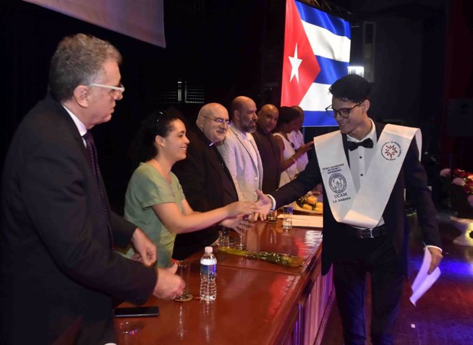 Uno de los alumnos del proyecto formativo 'La Moneda Cubana: Programa de Entrenamientos para Jóvenes' recoge su diploma
