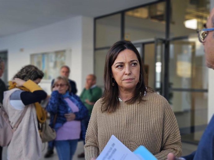 Isabel Ambrosio, durante su encuentro con responsables de la Plataforma en Defensa de la Sanidad Pública y del Hospital de Montilla.