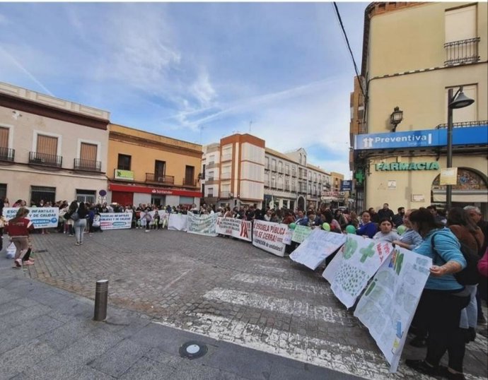 Concentración en Morón contra "la supresión de unidades" escolares y la falta de personal en las guarderías