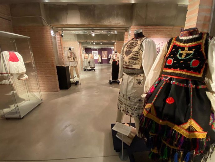 La exposición "La blusa tradicional. La elegancia de las prendas en Rumanía" podrá visitarse en el Museo de Artes y Tradiciones Populares de la Universidad Autónoma de Madrid.