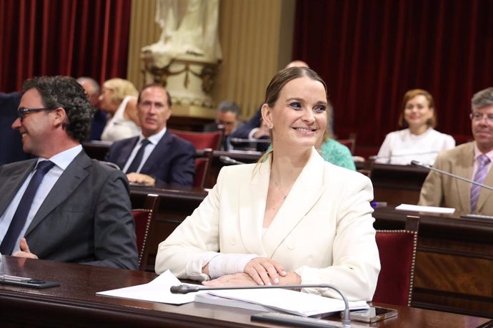 Archivo - La presidenta del PP de las Islas Baleares, Marga Prohens,  durante la primera sesión de su pleno de investidura, en el Parlament Balear