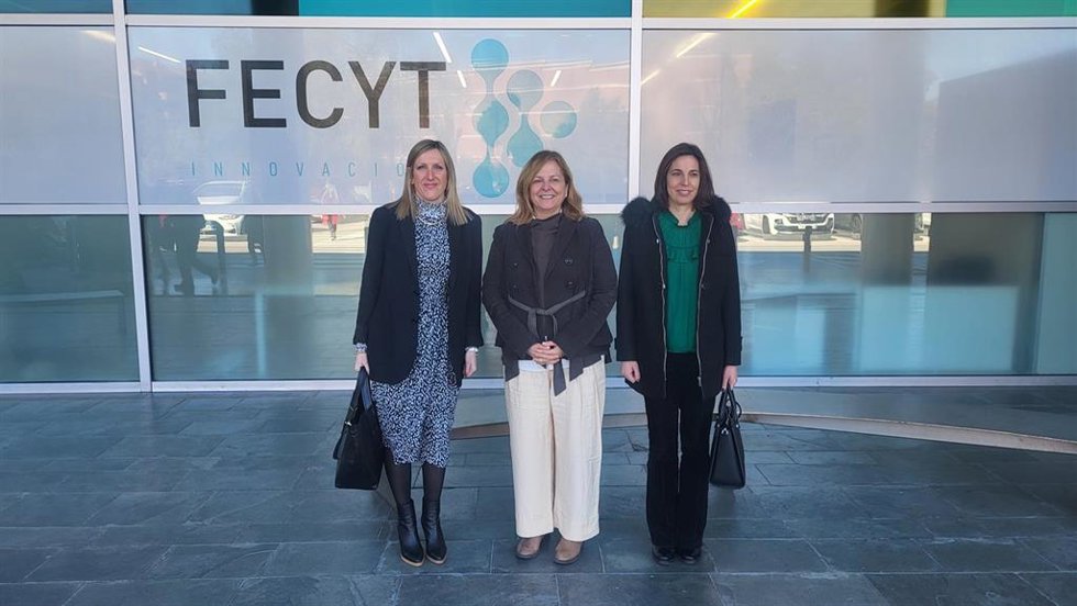 La consejera Fanlo, la directora general de la Fundación Española para la Ciencia y la Tecnología (FECYT), Inma Aguilar, y la directora general de Ciencia, Tecnología e Innovación del Gobierno de Navarra, Agurtzane Martínez