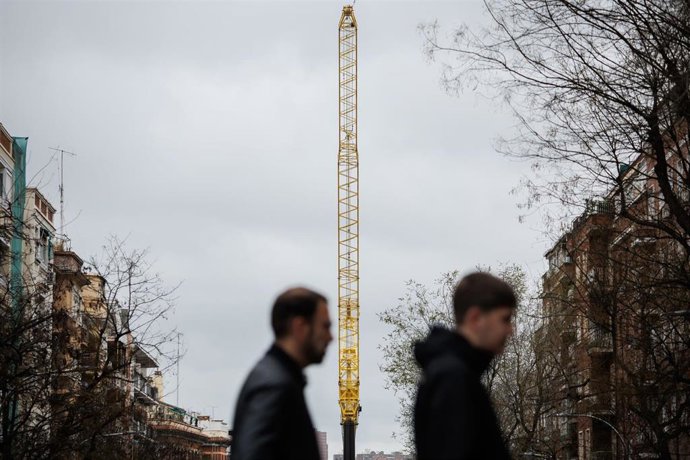 Una grúa junto a un edificio en la calle Cavanilles 