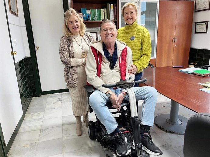 La concejal delegada de Igualdad del Ayuntamiento de Punta Umbría, Cinta López, con dos socios puntaumbrieños de ELA Andalucía.