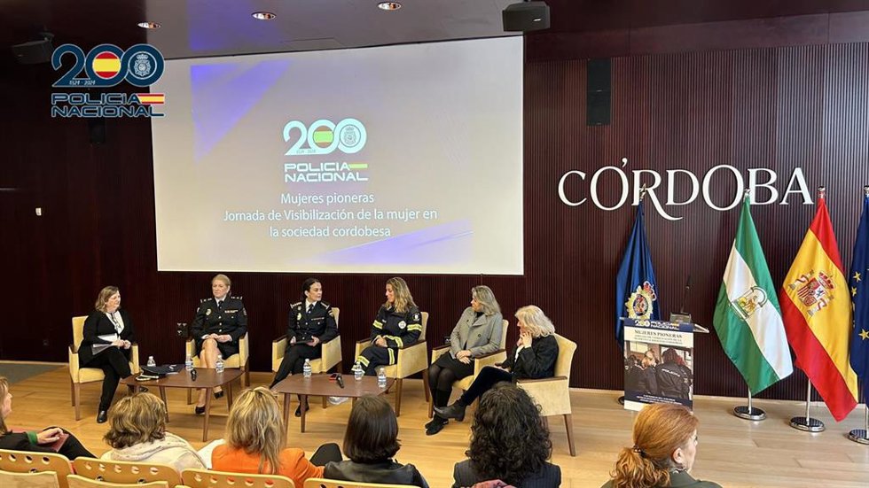 La Policía Nacional imparte una jornada de igualdad con motivo del Día Internacional de la Mujer.