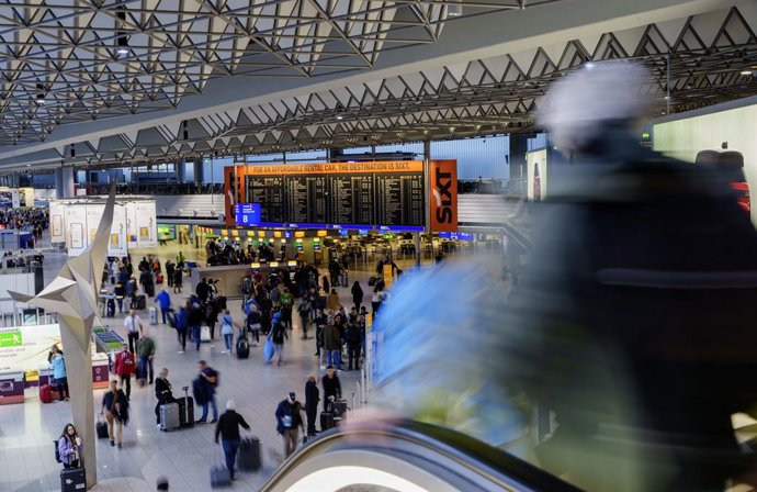 Travelers take the escalator to the departure hall in Terminal 1. Lufthansa and aviation security employees are going on strike together at Rhine-Main Airport on 7 March. 