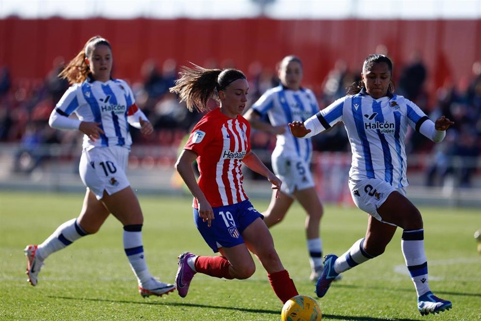 Archivo - Eva Navarro ante Manuela Vanegas en el Atlético de Madrid-Real Sociedad de la Liga F 23-24