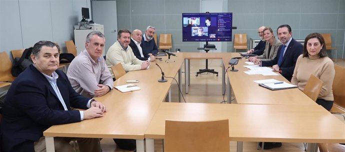 El onseller de Empresa, Empleo y Energía, Alejandro Sáenz de San Pedro, y la directora general de Industria y Polígonos Industriales, Ingrid de la Fuente, reunidos con representantes de entidades y organizaciones sociales.