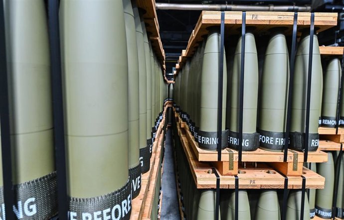 Archivo - April 12, 2023, Scranton, Pennsylvania, United States: Pallets holding 40 shells are prepared for shipping. The Scranton Army Ammunition Plant held a media day to show what they make. The plant makes a 155mm artillery shell.
