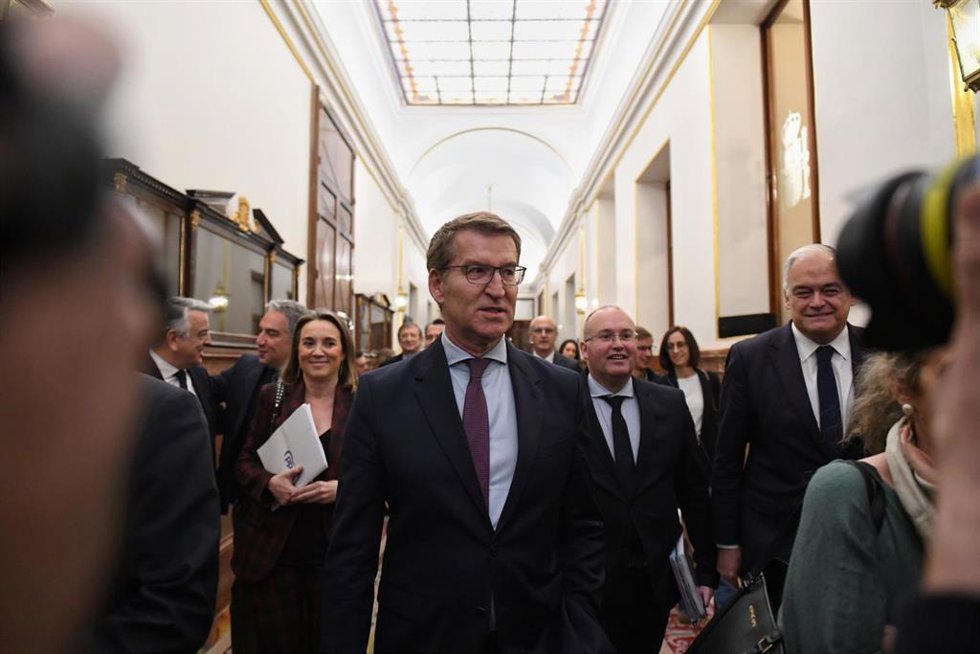 El presidente del Partido Popular, Alberto Núñez Feijóo (c), en el Congreso de los Diputados, a 29 de febrero de 2024, en Madrid (España).