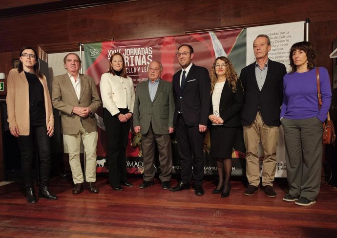 El consejero de Cultura, Turismo y Deporte de la Junta, Gonzalo Santonja, cuarto por la izquierda, en la inauguración de las jornadas, junto a representantes instituciones e intervinientes en las jornadas