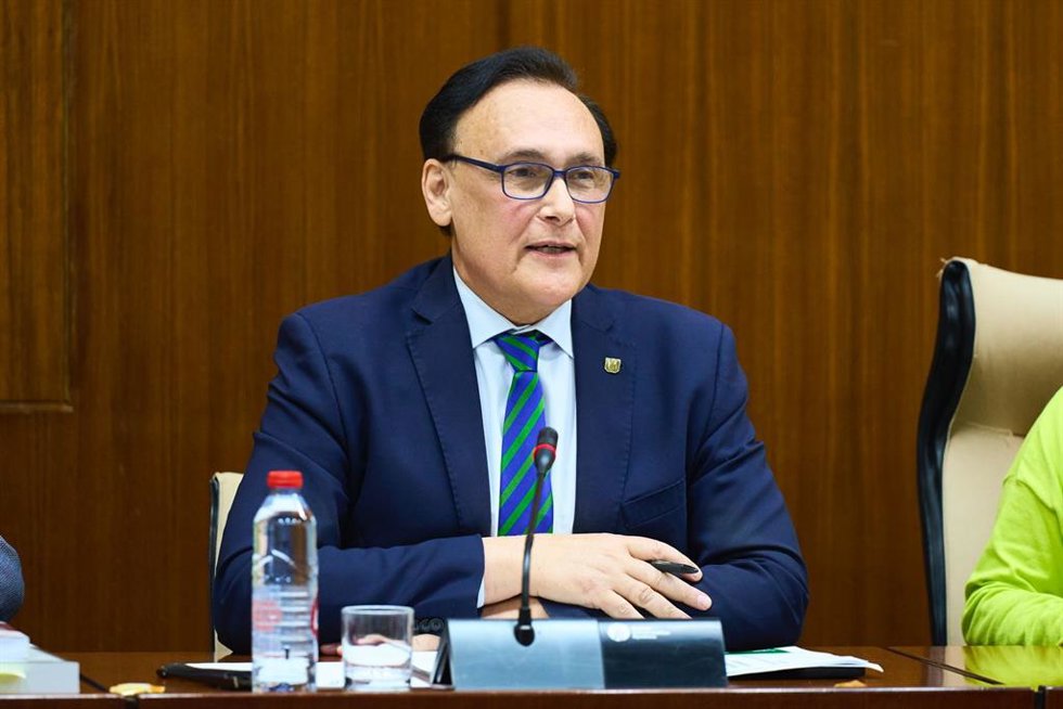 El consejero de Universidad, Investigación e Innovación de la Junta de Andalucía, José Carlos Gómez Villamandos, en la comisión parlamentaria del 12 de marzo de 2024.