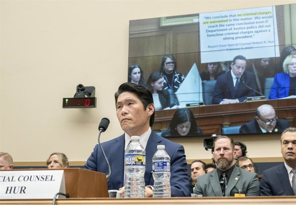El fiscal especial Robert Hur ante una comisión judicial de la Cámara de Representantes de EEUU