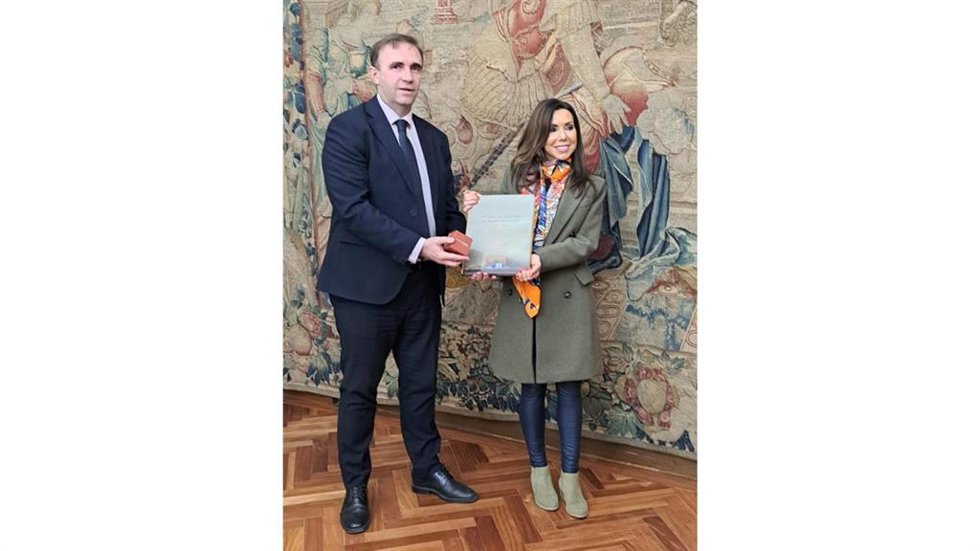 La presidenta de las Cortes de Aragón, Marta Fernández, y el director del Banco de España en Zaragoza, Julio Gil.