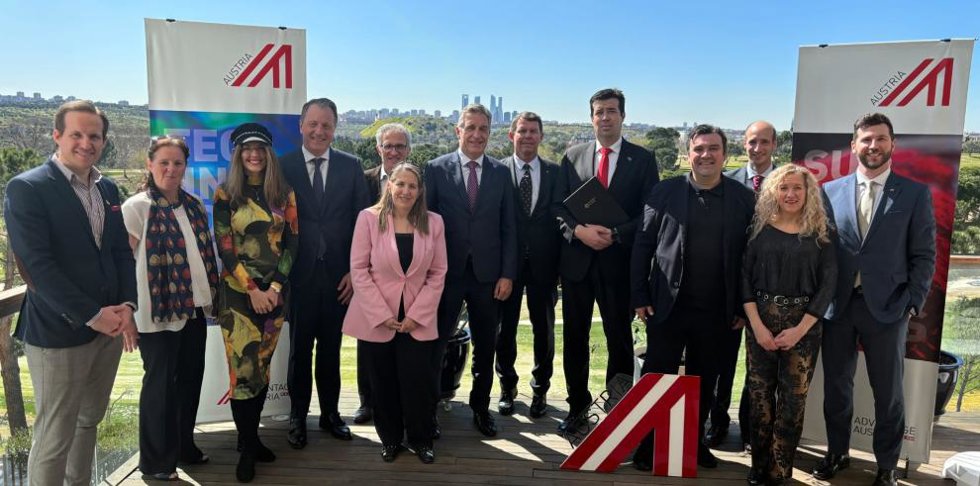 La directora general de Promoción Industrial e Innovación del Gobierno de Aragón, Mar Paños y el gerente de la Fundación del Hidrógeno han recibido el premio Energy Globe Award.