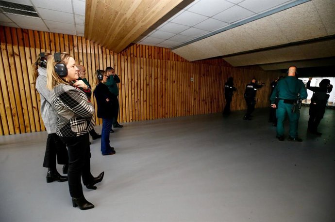 La delegada del Gobierno en Cantabria, Eugenia Gómez de Diego, y la consejera de Seguridad, Isabel Urrutia, acuden a una práctica de tiro