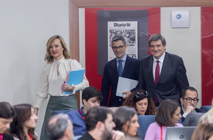 (I-D) La ministra de Educación, Formación Profesional y Deporte, Pilar Alegría; el ministro de la Presidencia, Relaciones con las Cortes y Justicia, Félix Bolaños y el ministro de Transformación Digital y Función Pública, José Luis Escrivá, llega a una 