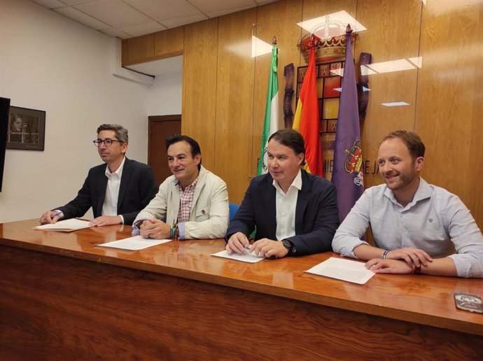 Archivo - Integrantes de la comisión de seguimiento del acuerdo de gobierno PP-JM+ en el Ayuntamiento de Jaén.
