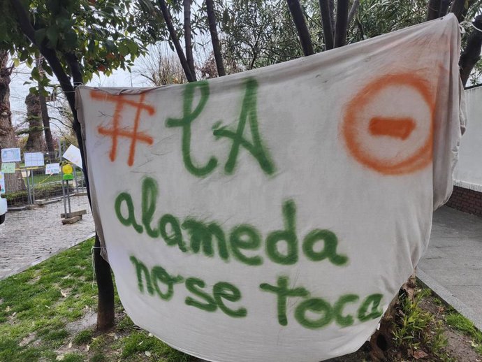 Pancarta colocada en La Alameda