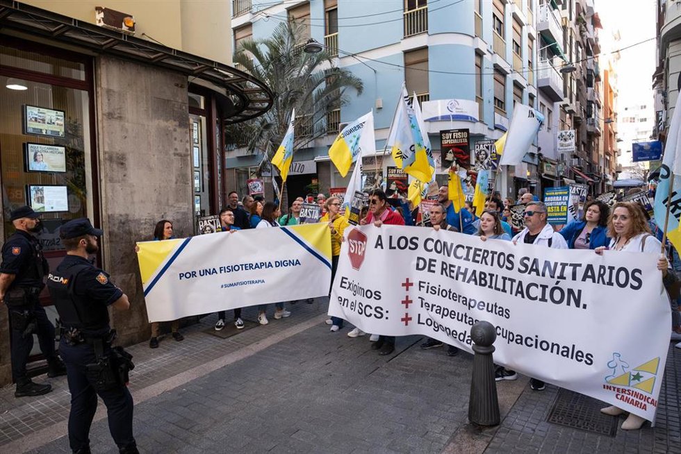 Concentración de los fisioterapeutas ante el Parlamento de Canarias para protestar contra la 'receta deportiva'