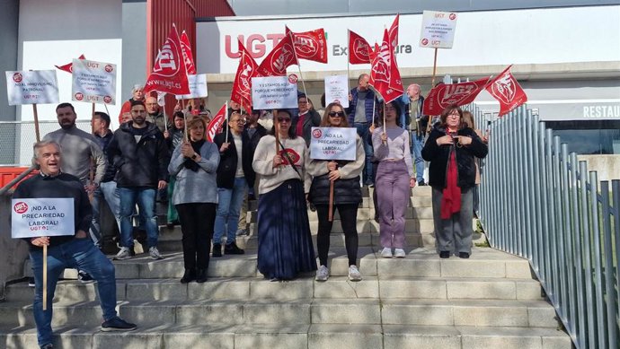 UGT se concentra en su sede contra la precariedad en el sector de la discapacidad.