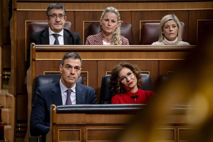 El presidente del Gobierno, Pedro Sánchez, y la vicepresidenta primera y ministra de Hacienda, María Jesús Montero, en el Congreso de los Diputados, a 21 de febrero de 2024, en Madrid (España).  