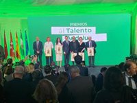 Juanma Moreno entrega en Madrid los galardones al Talento Andaluz a cinco "paisanos" como Joaquín Cortés y Diana Navarro