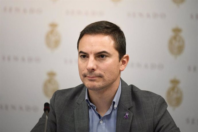 El portavoz del PSOE en la Asamblea de Madrid, Juan Lobato, durante la Comisión de Hacienda en el Senado, a 7 de marzo de 2024, en Madrid (España). 