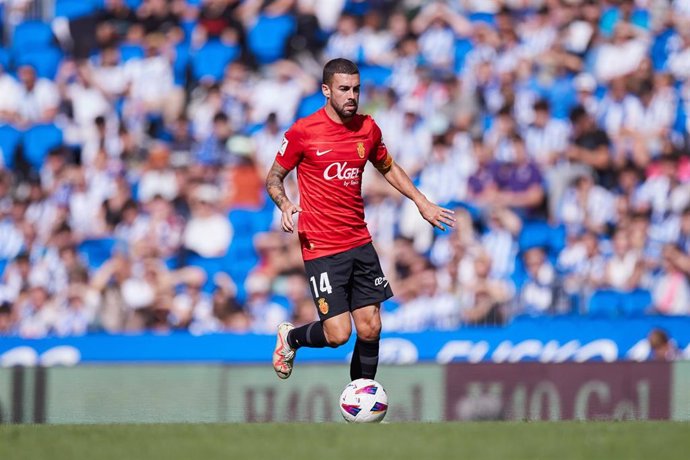 Archivo - Dani Rodriguez of RCD Mallorca in action duuring the LaLiga EA Sports match between Real Sociedad and RCD Mallorca at Reale Arena on October 21, 2023, in San Sebastian, Spain.