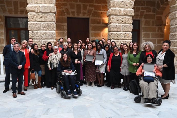 Foto de familia de las autoridades y las mujeres homenajeadas.