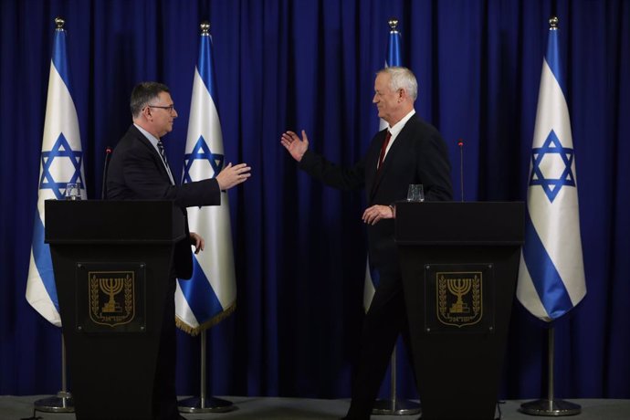 Archivo - RAMAT GAN, July 11, 2022  -- Benny Gantz (R), Israel's defense minister and leader of the centrist Blue and White party, and Gideon Sa'ar, justice minister and leader of the right-wing New Hope party attend a joint press conference in central Is