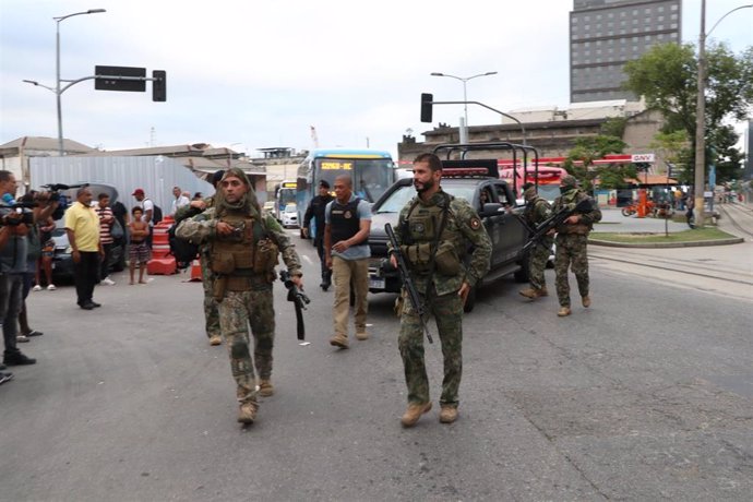 Militares negocian con un hombre armado que toma como rehenes a 17 personas en la estación de autobuses de Novo Rio, en Rio de Janeiro