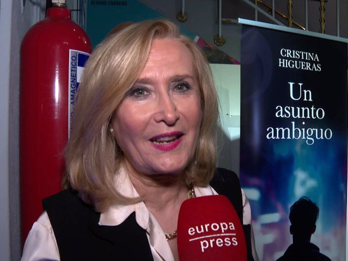 Nieves Álvarez atendiendo a la prensa en la presentación del libro de Cristina Higueras.