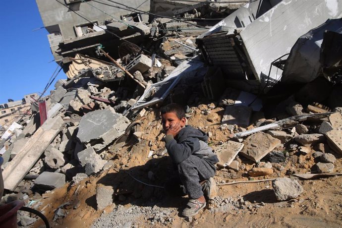 Un niño entre las ruinas de un edificio en la Franja de Gaza