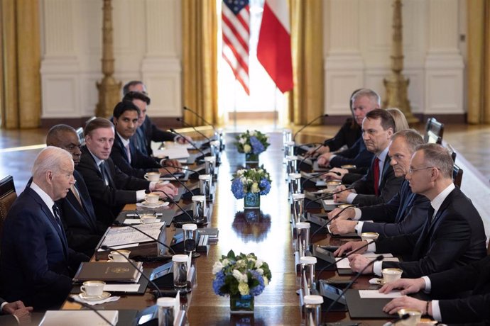 El presidente de Estados Unidos, Joe Biden (izquierda), hablando con el presidente de Polonia, Andrzej Duda (derecha), y con el primer ministro polaco Donald Tusk (derecha), durante una reunión en la Casa Blanca
