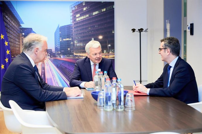(I-D) El vicesecretario de Institucional del PP, Esteban González Pons; el comisario de Justicia de la Unión Europea, Didier Reynders, y el ministro de Presidencia, Justicia y Relaciones con las Cortes, Félix Bolaños, durante una reunión para desbloquea