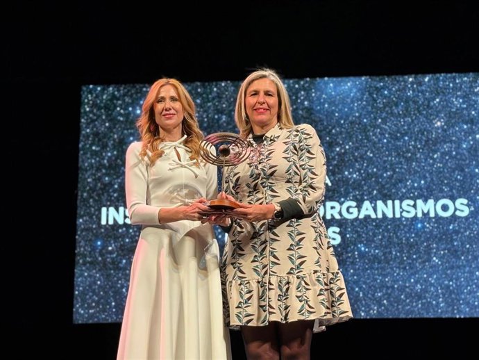 La concejal de Gobierno Abierto, Promoción Económica y Empleo, Mercedes Bernabé, recoge el premio que el SEF otorga al Ayuntamiento de Murcia